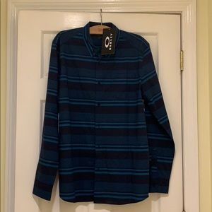 NWT. Men’s Oakley Shirt